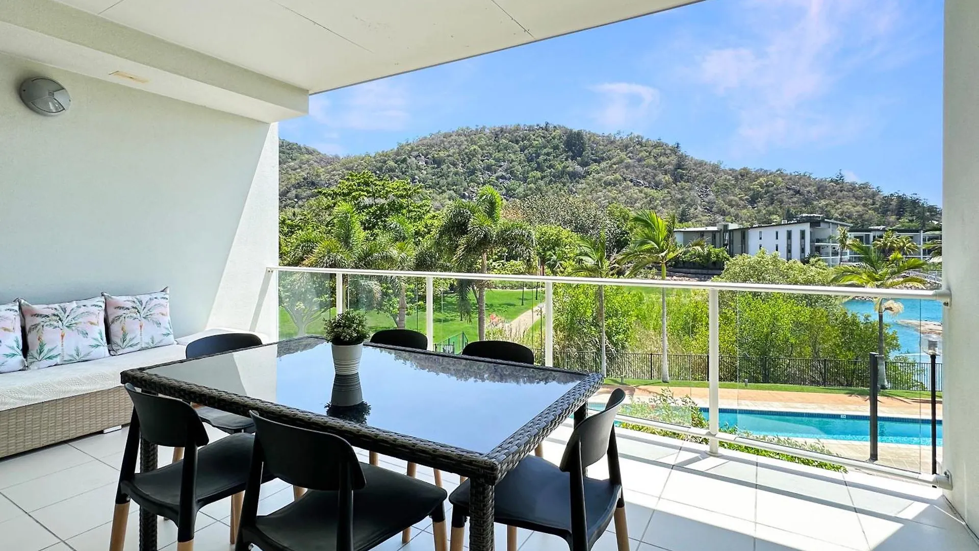 Waterfront 'Beachside' Apartment Nelly Bay
