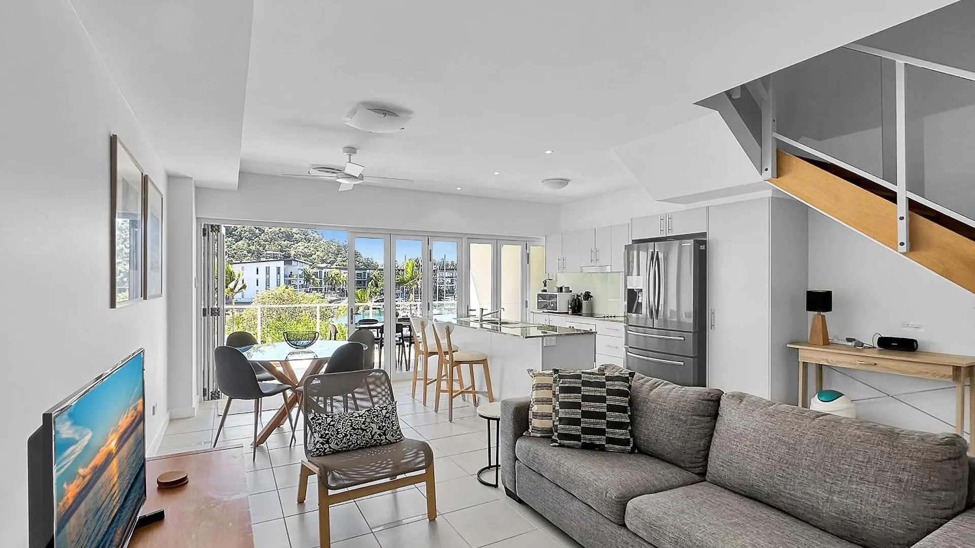 Waterfront 'Beachside' Apartment Nelly Bay