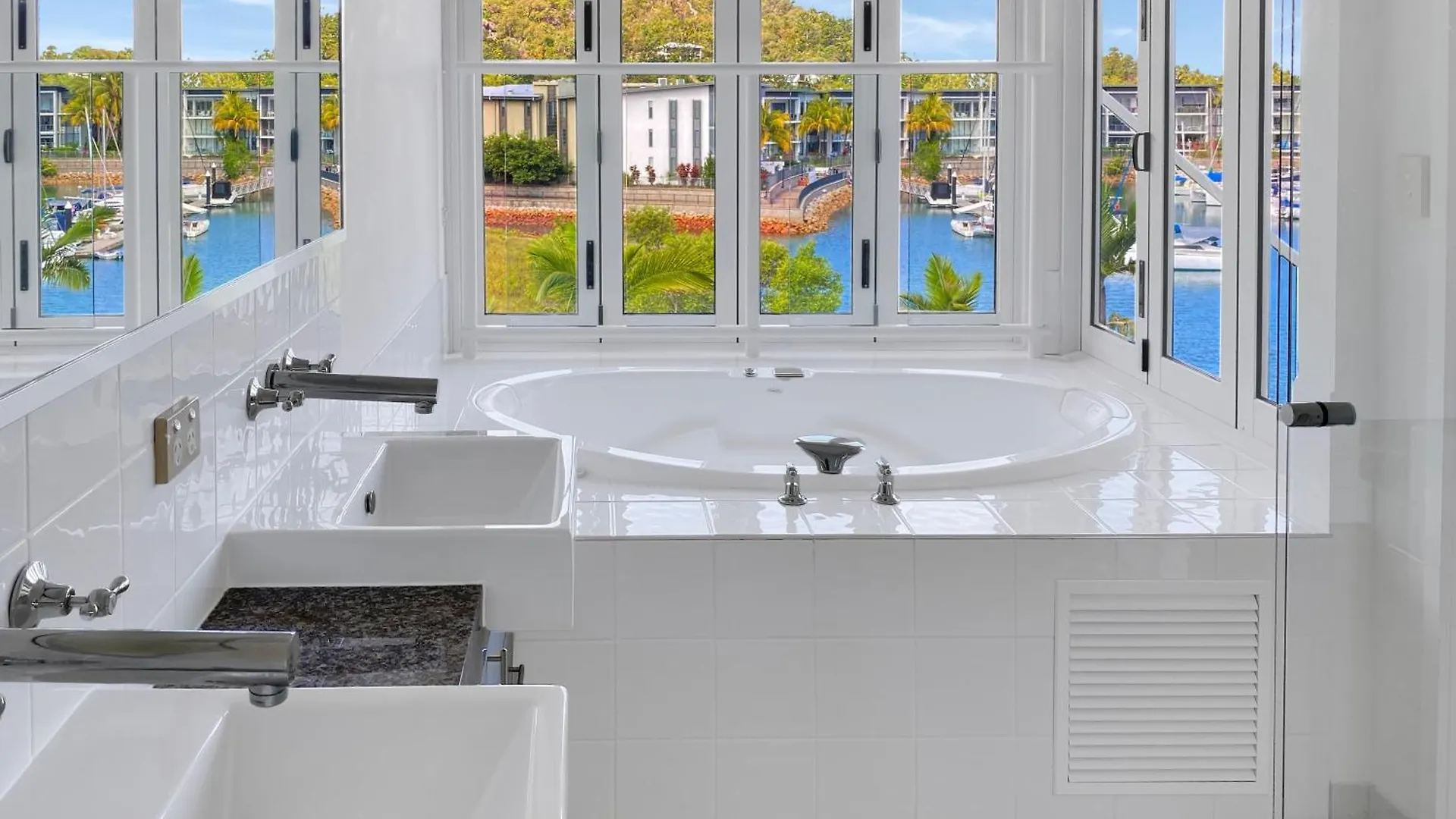 Waterfront 'Beachside' Apartment Nelly Bay 0*,  Αυστραλία