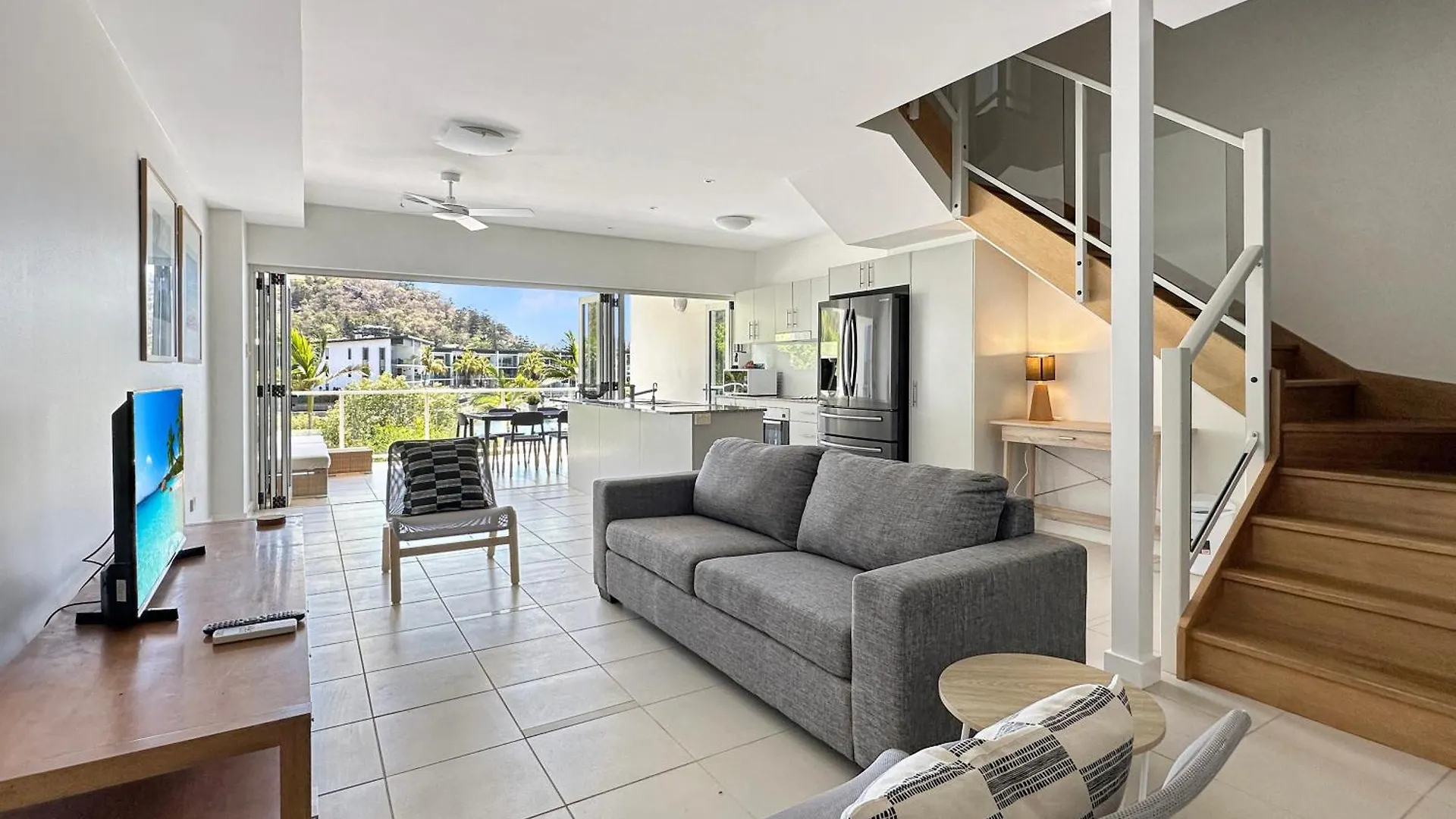 Waterfront 'Beachside' Apartment Nelly Bay 0*,