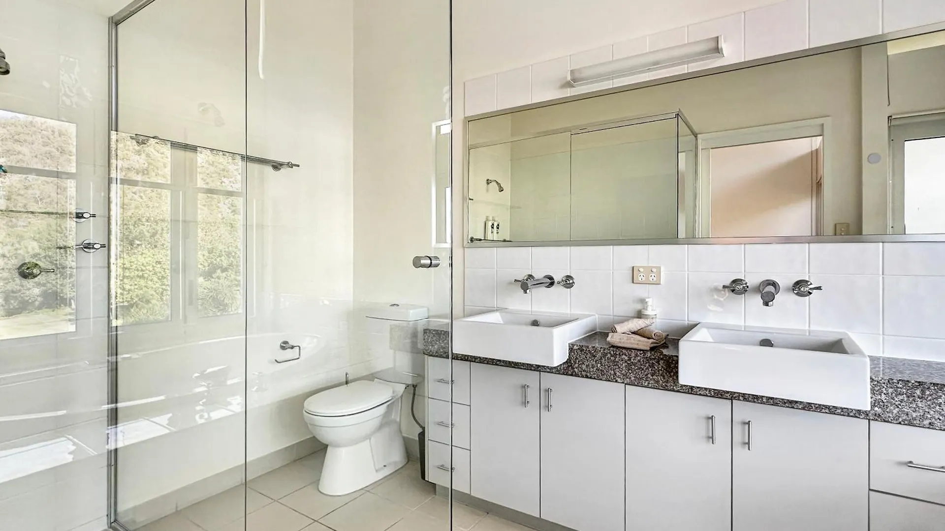 Waterfront 'Beachside' Apartment Nelly Bay
