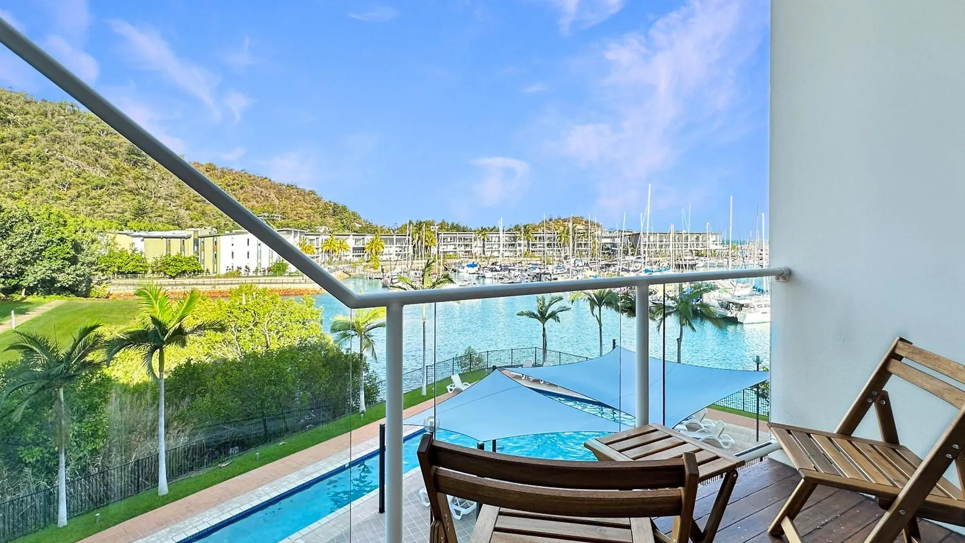 Waterfront 'Beachside' Apartment Nelly Bay
