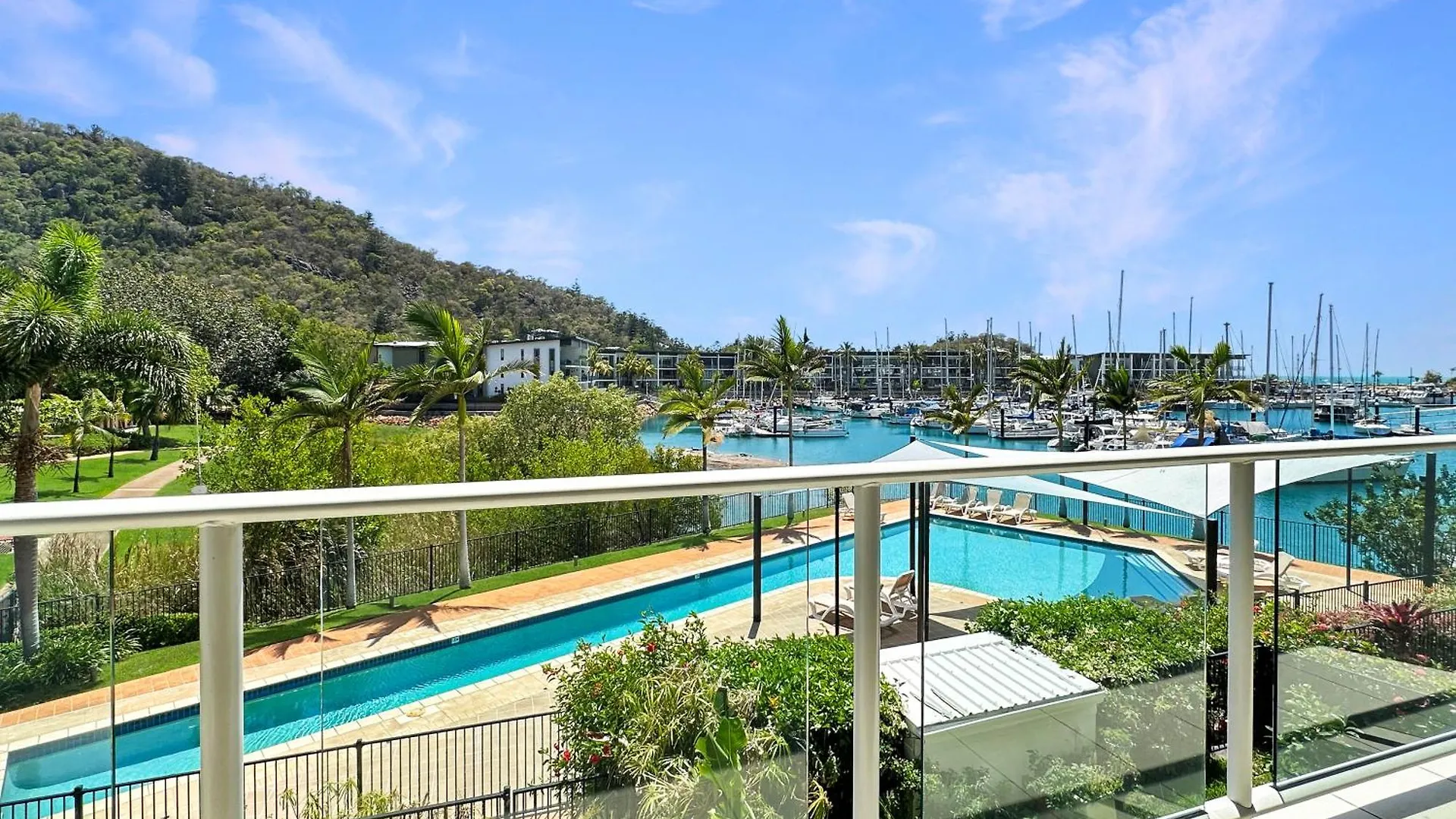 Waterfront 'Beachside' Apartment Nelly Bay